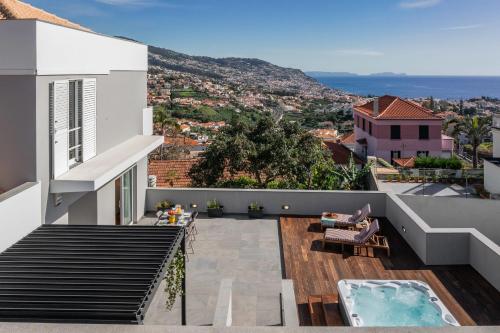 een balkon van een huis met een zwembad bij Casa Tabaibo by An Island Apart in Funchal