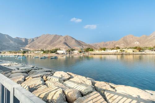 Luxury 3BR Retreat with Assistant Room and Private Pool, Breathtaking Mountain Views, Close to Fujairah Beautiful Beaches, Al Dana Island, Fujairah by Deluxe Holiday Homes