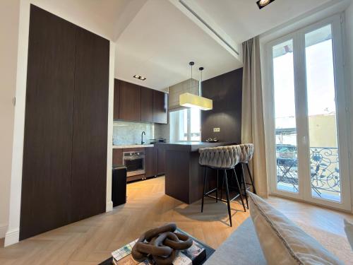 een keuken met een eiland in het midden van een kamer bij A 2 pas de la croisette in Cannes