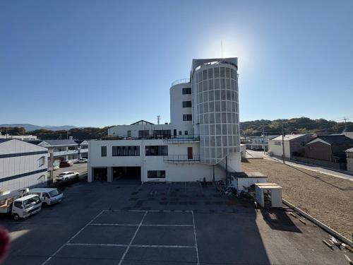 a large building with a parking lot in front of it at 彦根びわこホテル無料駐車場ありペット同伴可 in Hikone