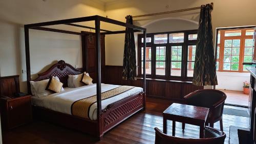 Кровать или кровати в номере Yantra Resort, Ooty