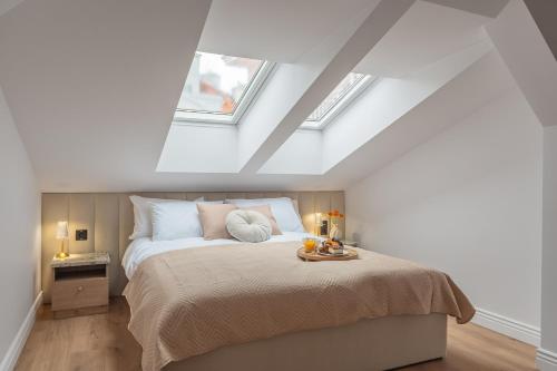 Postel nebo postele na pokoji v ubytování Bałtyk Luxury Residence Old Hotel Seeblick Apt 304