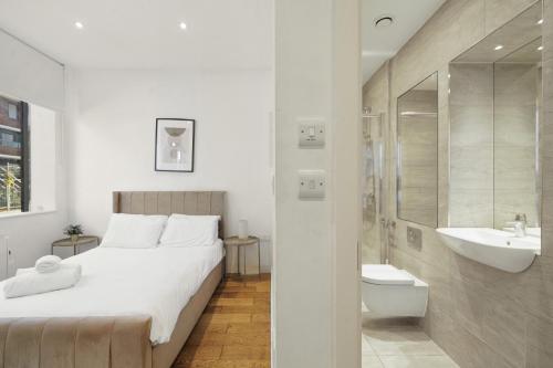 Phòng tắm tại Stylish Feltham Studio near Station Shops 41