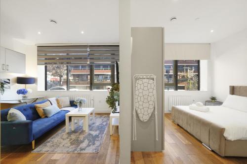 Giường trong phòng chung tại Stylish Feltham Studio near Station Shops 41