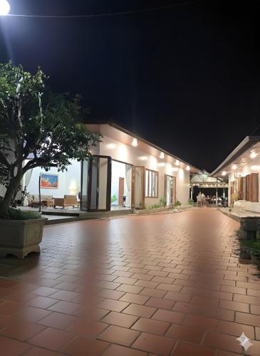 an empty courtyard of a building at night at Pin's House - Nhà Nghỉ Dưỡng Nguyên Căn 4 phòng ngủ 4 WC Đầy Đủ Tiện Nghi in Bảo Lộc