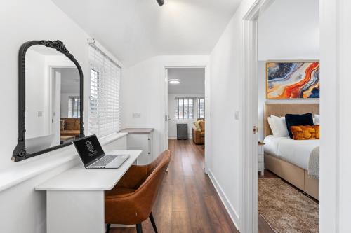 Ένα ή περισσότερα κρεβάτια σε δωμάτιο στο Light And Bright Apartment In The Middle Of Andover