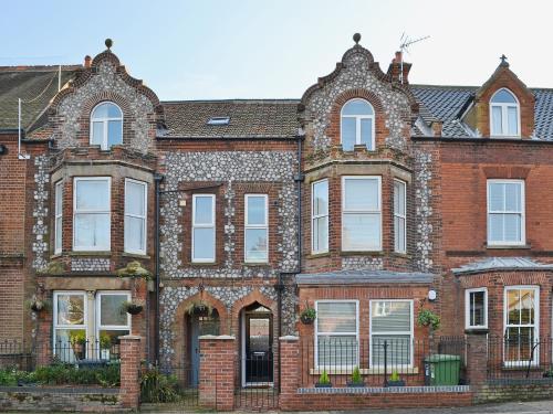 an old brick house with white windows at The Seahorses - Ukc1067 in Sheringham