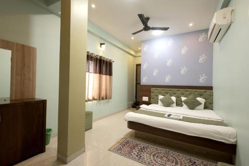 Postel nebo postele na pokoji v ubytování Hotel Shivalay Palace