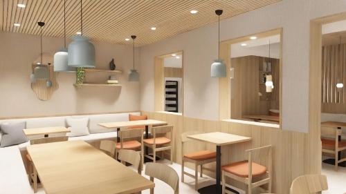 un restaurante con mesas de madera, sillas y espejos en Bude54, en Sankt Peter-Ording