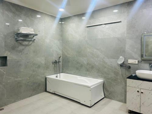 Koupelna v ubytování Hotel Vasudha Inn Near Delhi Airport