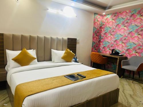 Postel nebo postele na pokoji v ubytování Hotel Vasudha Inn Near Delhi Airport