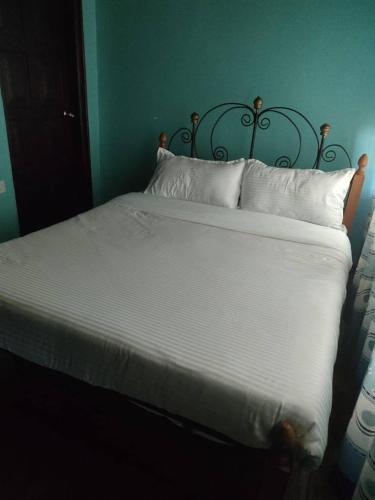 Una cama o camas en una habitación de Zack's Serene House