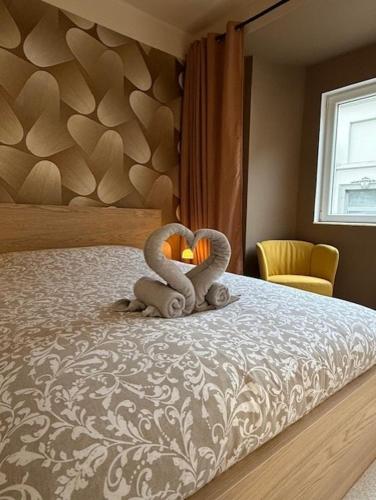 En eller flere senge i et værelse på Studio balcon cozy center of Mons