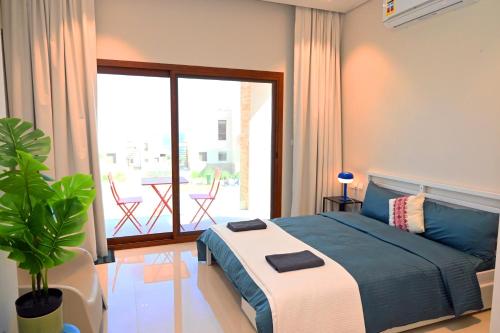 Postel nebo postele na pokoji v ubytování Wateera Jebel Sifah-Beachfront