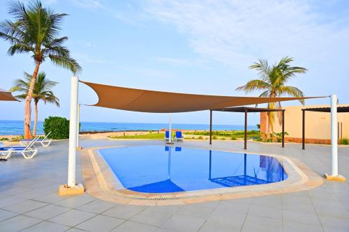 Bazén v ubytování Wateera Jebel Sifah-Beachfront nebo v jeho okolí