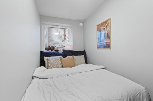 ベルゲンにあるModern and historic apartment 250m from Bryggenの白いシーツが敷かれた大きなベッドのある寝室