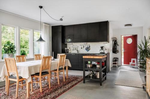 Kuchyň nebo kuchyňský kout v ubytování Newly Built Architect-Designed House By The Sea