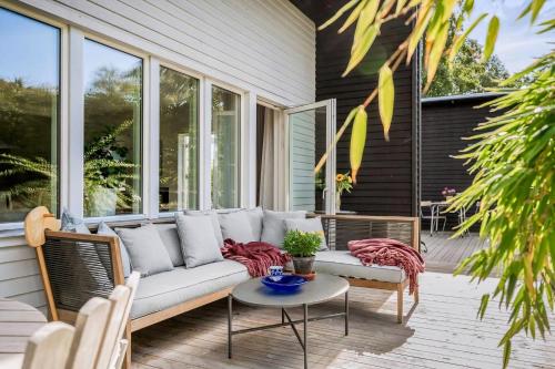 Posezení v ubytování Newly Built Architect-Designed House By The Sea