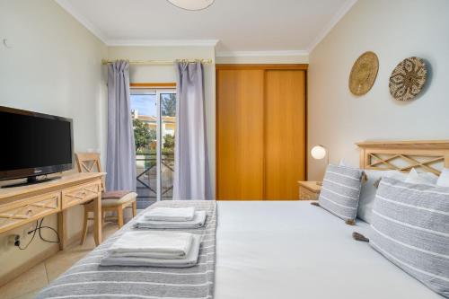 Peaceful 2Bdr with Pool in Vilamoura by LovelyStay