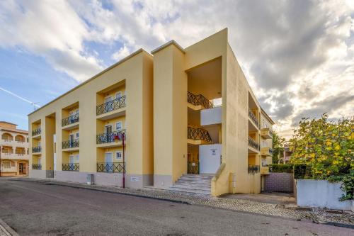 Peaceful 2Bdr with Pool in Vilamoura by LovelyStay