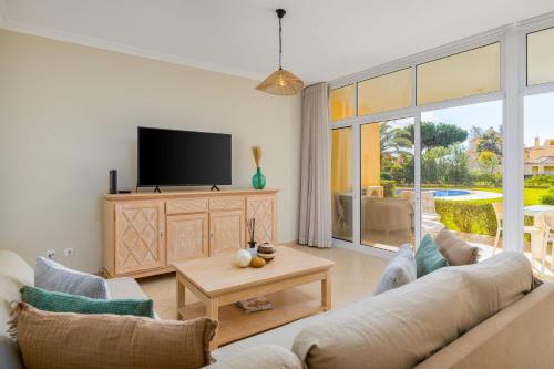 Peaceful 2Bdr with Pool in Vilamoura by LovelyStay