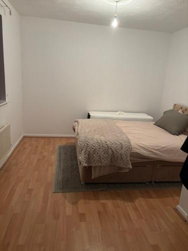 En eller flere senge i et værelse på Cosy stay with easy M1 and A421 access