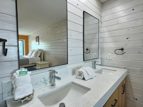 Ένα μπάνιο στο On the Beach, Walk to Village, Watch the Sunsets from Balcony