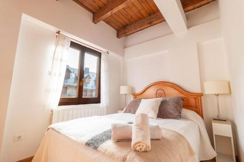 En eller flere senge i et værelse på Casa Escarrilla - Games Room - Ski - Views - Parking - Wifi