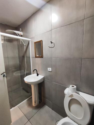 a bathroom with a toilet and a sink at Hotel Itu Shopping in Itu