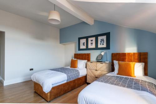 En eller flere senge i et værelse på The Family-Ready Worker Hub