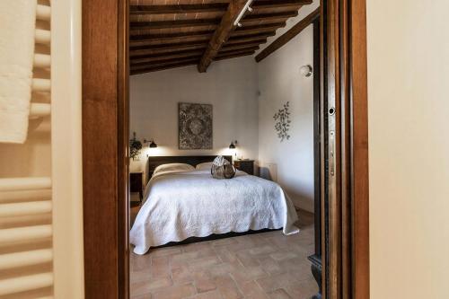 una camera da letto con un letto e uno specchio di Panoramic Apartment In 17Th Century Farmhouse a Villa del Monte