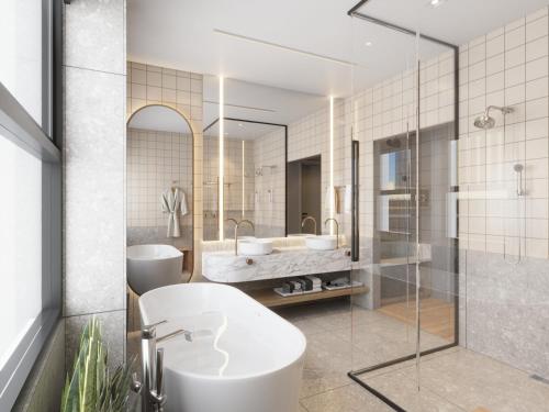 ein Badezimmer mit zwei Waschbecken und zwei Toiletten in der Unterkunft Slaviero Prime Campo Grande in Campo Grande