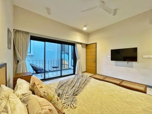 Ένα ή περισσότερα κρεβάτια σε δωμάτιο στο Cozy Nest 3BR Luxury Villa- 10 mins from Thalassa & Vagator Beach