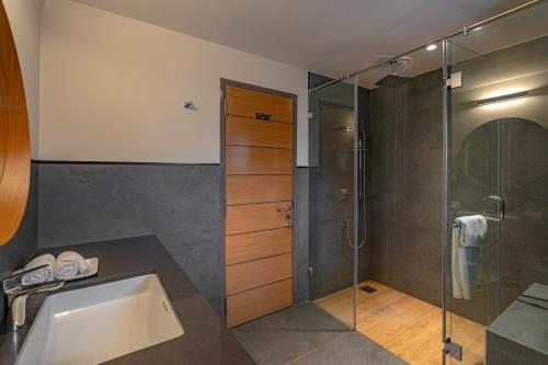 Ένα μπάνιο στο Cozy Nest 3BR Luxury Villa- 10 mins from Thalassa & Vagator Beach