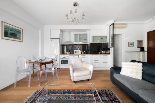 Terrasse ensoleillée sur les toits de Nice