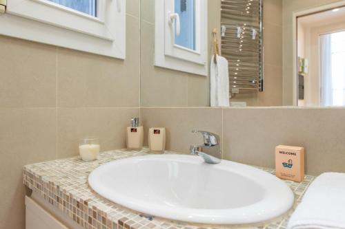 Elegant Parisian Stay - Steps to Opéra, Lafayette & Dining