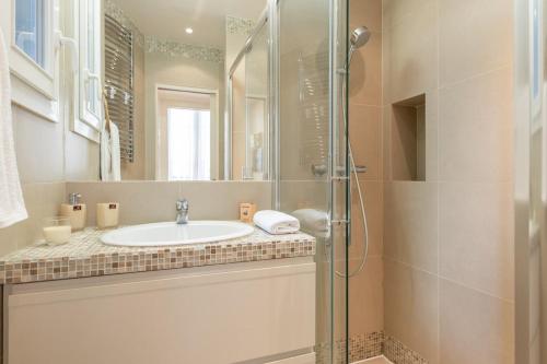 Elegant Parisian Stay - Steps to Opéra, Lafayette & Dining