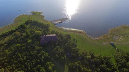 una isla en el agua con una casa en ella en Vana-Tamme Puhkemaja, en Kassari