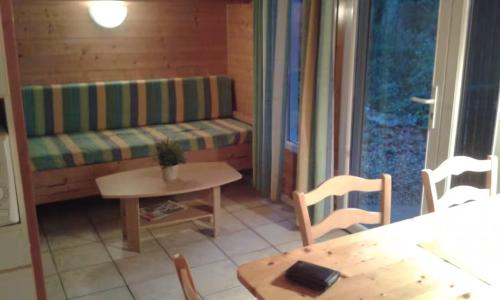 ein Wohnzimmer mit Sofa und Tisch in der Unterkunft Les Gites De Chauzon 3 Avec Piscine in Chauzon