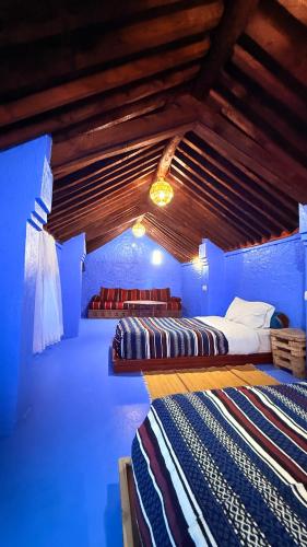 Llit o llits en una habitació de Dar Dadicilef