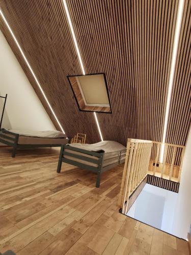 イーペルにあるVakantiehuis HA1のベッド付きのウッドフロアの客室です。