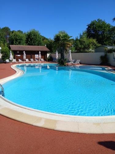 een groot zwembad met blauw water bij Julieregis in Biscarrosse