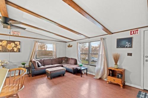 Ảnh trong thư viện ảnh của Enclosed Sunroom • Ripken Stadium & Parks Nearby ở Aberdeen