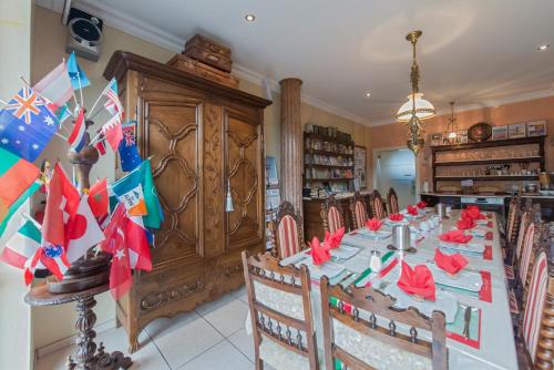 a dining room with a long table with flags on it at B&B Casa Roman & Vakantiewoning voor 1 pers tot max 32 personen in Zonhoven