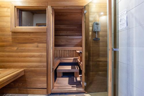 eine Sauna mit Holzwänden und Holztreppe in der Unterkunft Casa Arne in Torrevieja