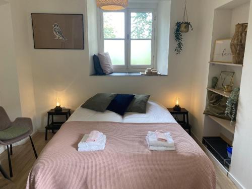 ein Schlafzimmer mit einem Bett, auf dem zwei Handtücher liegen in der Unterkunft Modern Studio 3 in Historic Abbey in Bemelen