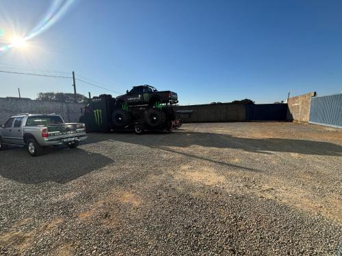 a truck parked next to a tractor trailer at Aqui Hotel in Patos de Minas
