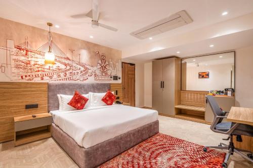 een slaapkamer met een groot bed en een badkamer bij Klyra Hotel in Hyderabad