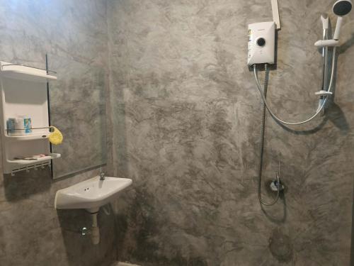 Et badeværelse på Lanta Maikaew Guesthouse