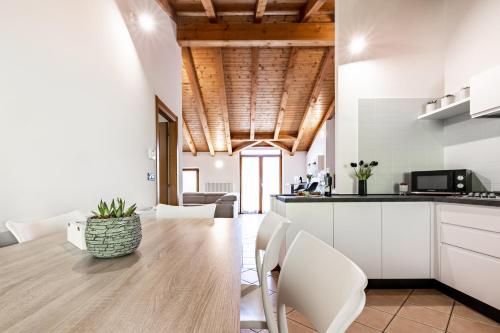 a kitchen and dining room with a table and chairs at Appartamento Al Forte e Appartamento Orizzonte59 in Nago-Torbole